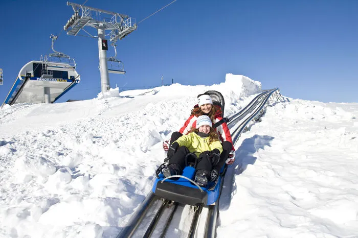 Achterbahn am Berg: Auf Schienen ins Tal flitzen kann man mit dem Nocky Flitzer auf der Turracher Höhe und dem Osttirodler in Lienz. Mit den Alpine Coastern fährt man alleine oder zu zweit. Mit der Gondel geht es auf den Berg, über Wellen und Kreisel hinab. 