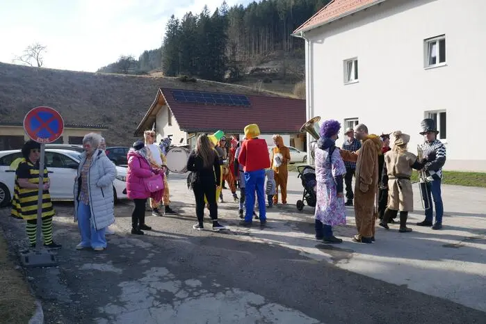 Vom Freizeitheim marschierte man zum Seniorenheim und wieder zurück