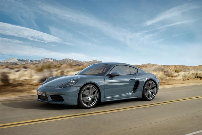 Der Zweiliter-Motor des 718 Cayman erreicht ein Drehmoment von 380 Newtonmetern (plus 90 Nm), das zwischen 1950 und 4500 U/min zur Verfügung steht. Der 2,5-Liter-Motor des S-Modells verfügt über einen Turbolader mit variabler Turbinengeometrie und stemmt bis zu 420 Nm (plus 50 Nm) in einem Drehzahl-Bereich zwischen 1900 und 4500 U/min auf die Kurbelwelle.