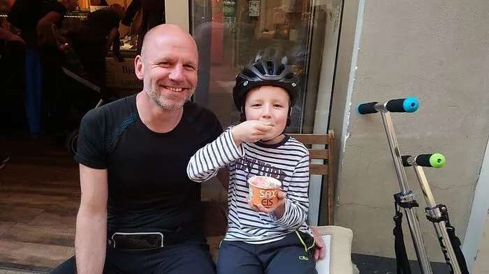 Felix (rechts) hat sich sein Eis verdient: Er war zuerst fleißig mit Papa Wolfgang auf dem Roller unterwegs.