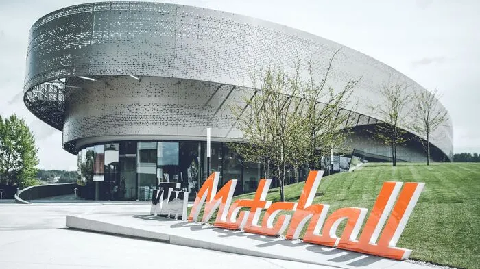 Wer in Anwesenheit von Stefan Pierer das Wort ,,Museum“ in den Mund nimmt, wird zu einer Spende für die Kaffeekasse gebeten. ,,Die Motohall ist unsere Kathedrale, unser Heiliger Gral“, sagt der KTM-Boss stolz. ,,Dieses Haus bildet unseren Markenkern ab - hier stellen wir dar, wo wir herkommen, was wir tun und was uns antreibt.“