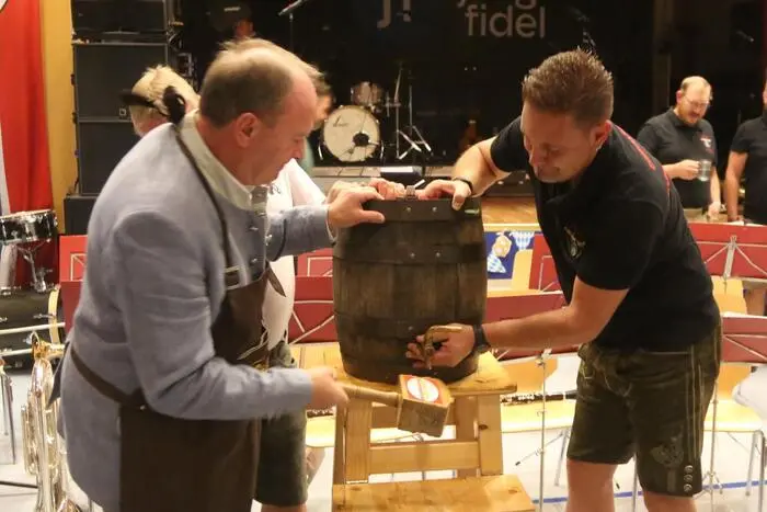 Nicht fehlen durfte dabei der traditionelle Bieranstich. Bürgermeister Peter Bacher übernahm diese Aufgabe und öffnete das erste Fass mit wenigen Schlägen. Mit dem traditionellen Ruf „O’zapft is!“ erklärte er das Oktoberfest offiziell für eröffnet.