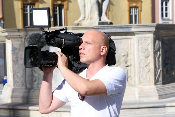 Ein Team des Fernsehsenders „Puls 4“ zeichnete die Eröffnungsfeier auf.  