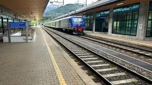 Der Bahnsteig am Bahnhof in Tarvisio Boscoverde