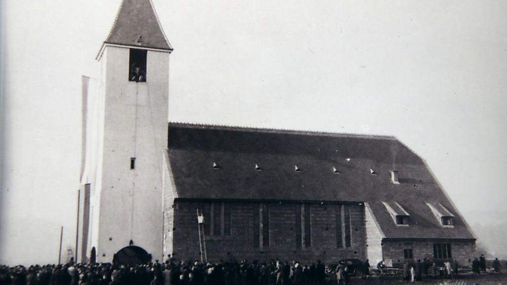 Die Barbarakirche im Jahre 1950 mit dem Glockenaufzug