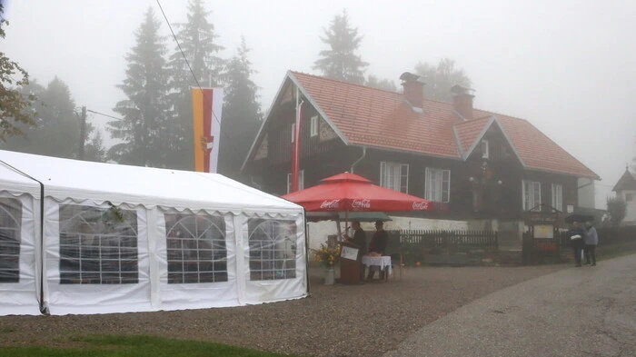 Fünf Grad Celsius Außentemperatur, dichter Nebel und Dauerregen: So präsentierte sich am Sonntag die Ortschaft St. Oswald ob Hornburg, wo die Dorfgemeinschaft ... 