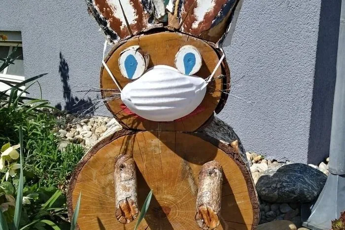 "Ein Foto unseres diesjährigen Osterhasen, der sich auch der aktuellen CoVID19 Situation angepasst hat", so Helga Raidlaus Söchau.