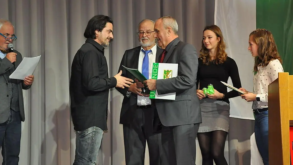 Viele VST-Mitglieder sind geehrt worden. Am Bild: Thomas Olschnig von den VST Adlern, der von Kienberger und Blaschitz eine Urkunde erhält