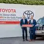 Alexander Dengg (Markenleiter), Philipp Gady (Eigentümer und Geschäftsführer), Eugen Roth (Geschäftsführer) und Peter Feldbacher (Aftersalesleiter) heißen Toyota als neues Mitglied willkommen