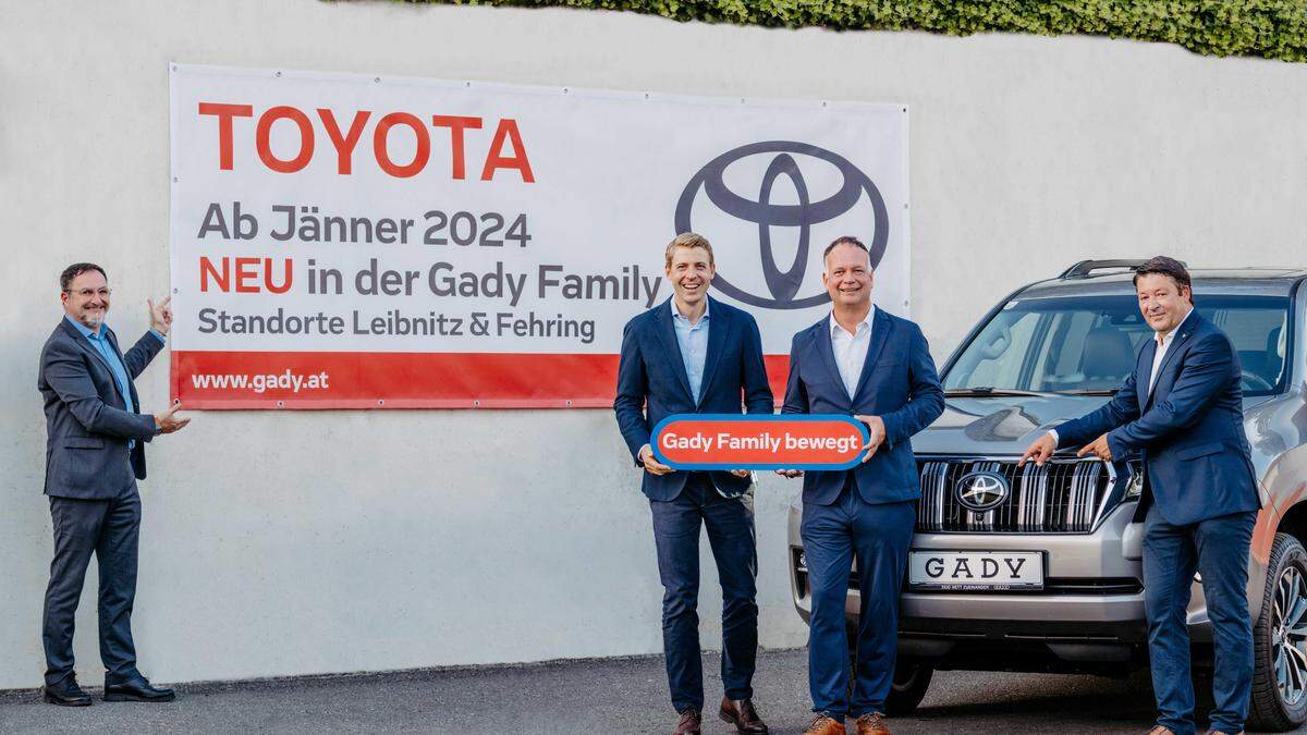 Alexander Dengg (Markenleiter), Philipp Gady (Eigentümer und Geschäftsführer), Eugen Roth (Geschäftsführer) und Peter Feldbacher (Aftersalesleiter) heißen Toyota als neues Mitglied willkommen