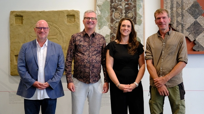 Von links nach rechts: TLM-Direktor Andreas Rudigier, Hannes Rohracher (Besucherservice Aguntum), Elisa De Gaetani und Grabungsleiter Martin Auer