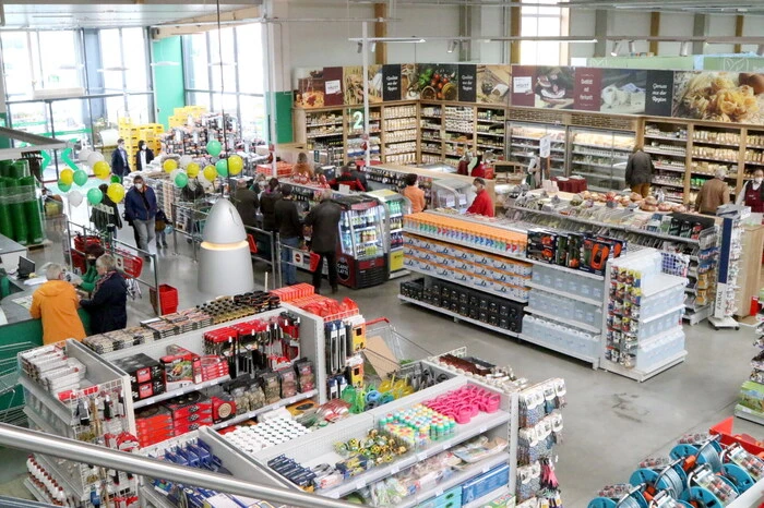 Übrigens: Im 6300 Quadratmeter großen Geschäftslokal gesichtet wurden unter  anderen Maschinenring-Obmann Hans Erlacher, die Gastwirte Berti Süssenbacher und Inge Diete-Olschnegger, Landwirt Max Gruber, Ball-Künstler Franz Vidreis sowie der Reitstallbesitzer Florian Starzacher, der extra zur Eröffnung aus dem fernen Glödnitz im Gurktal angereist kam. 