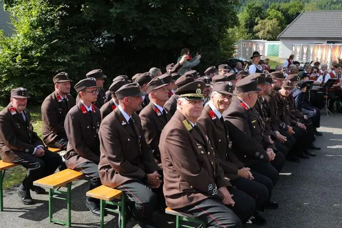 Voller Vorfreude hatten die Kameradinnen und Kameraden auf den HLF 1 und den MTF gewartet.