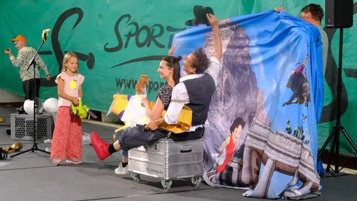 Dass die Show von „This Maag“ wegen des Regens in die Halle verlegt wurde, tat der Stimmung keinen Abbruch: Das Lachen des Publikums dürfte noch im Oberland und im Iseltal zu hören gewesen sein