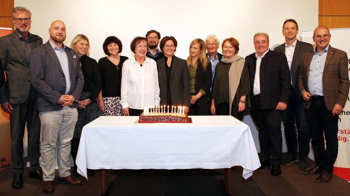 Vertreterinnen und Vertreter der Wirtschaftskammer Bezirksstelle Weiz mit Gratulantenschar