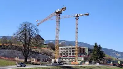 Kräne am Baugelände: Die Arbeiten gehen zügig voran