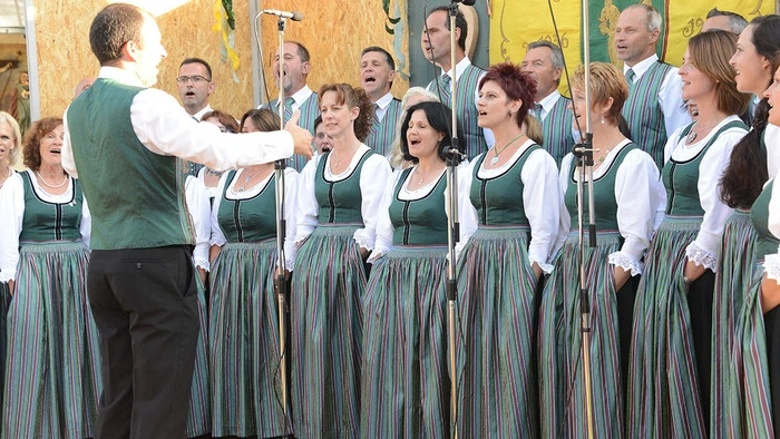 Auftritt der jubilierenden Singgemeinschaft Köstenberg