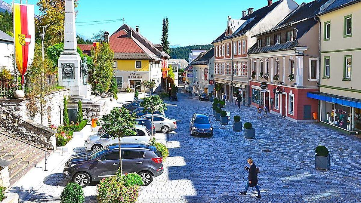 Halten ist am Hauptplatz erlaubt, Parken verboten