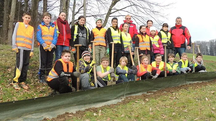 Die Neue Mittelschule Gnas stellte rund 300 Meter Zaun auf
