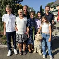 Vier Generationen Seiger: Uroma Maria (Mitte) mit Raphael, Hilde, Rupert, Sonja, Miriam und Robert (von links) sowie Hund Sky