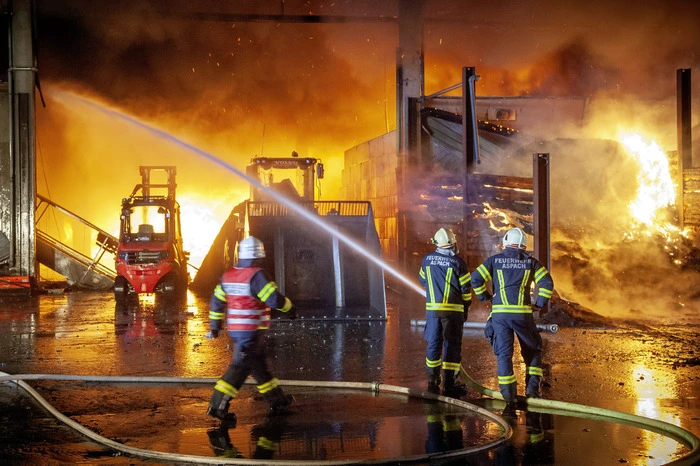 Ein Übergreifen der Flammen auf das Gefahrenstofflager konnte verhindert werden.