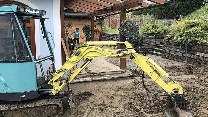 Schwere Unwetter am Donnerstagabend. Hagel durchlöcherte Dächer, Hochwasser vermurte Straßen, Felssturz am Grimming. Auch eine Frau wurde verletzt. Mehr dazu. 