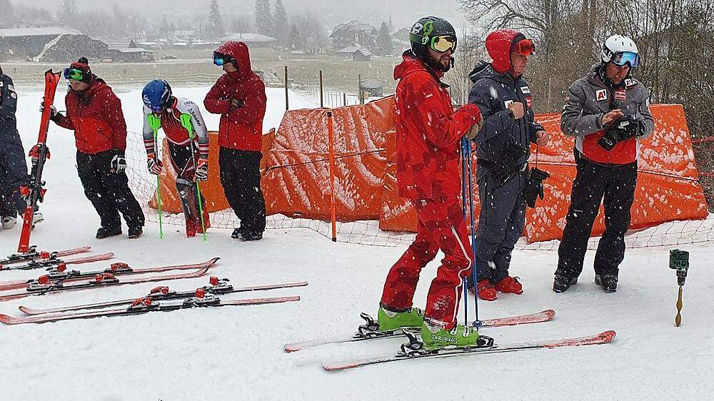 Marco Schwarz trainiert unter Anleitung von ÖSV-Slalom-Coach Marko Pfeifer (rechts) am Weißensee