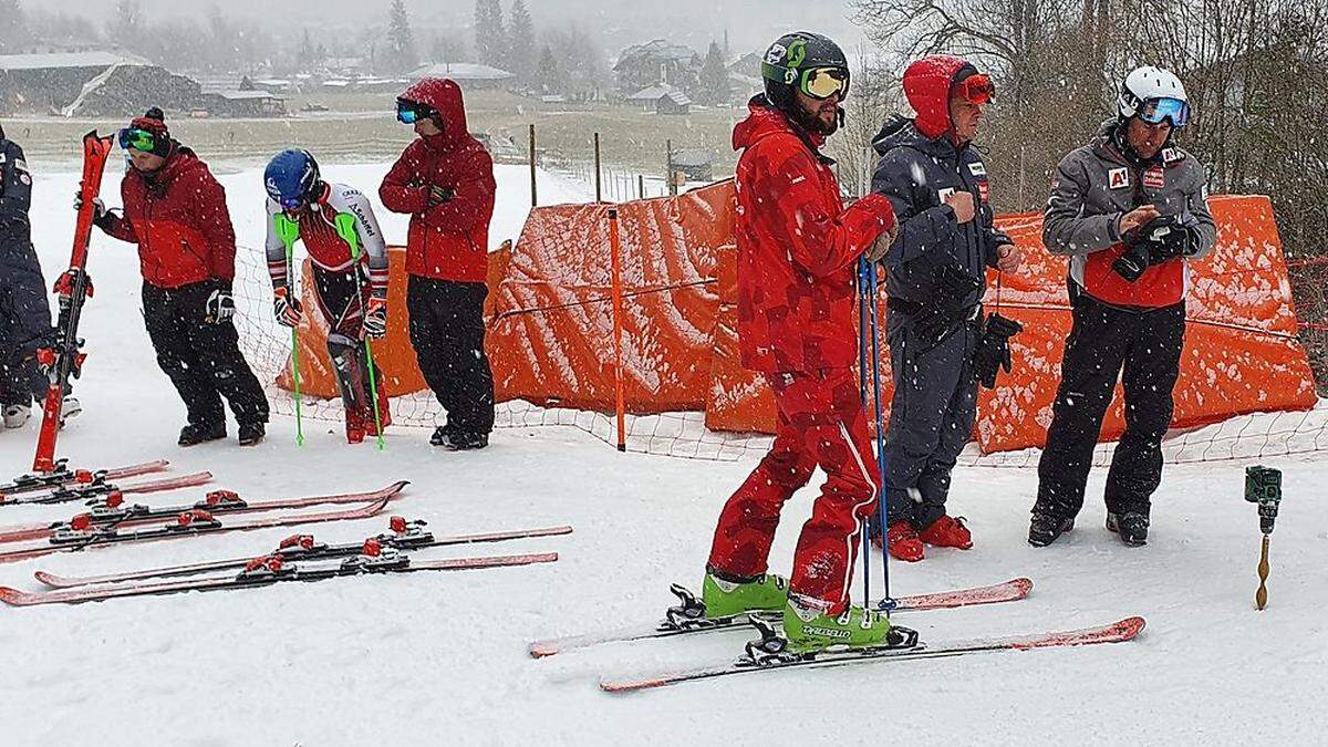 Marco Schwarz trainiert unter Anleitung von ÖSV-Slalom-Coach Marko Pfeifer (rechts) am Weißensee