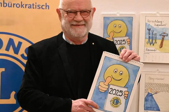 Beim Bürgermeisterempfang von Martin Treffner und Pfarrer Dieudonne Mavudila-Bunda präsentierte der Feldkirchner Künstler Franz Kraushofer seinen Karikatur-Kalender 2025. 