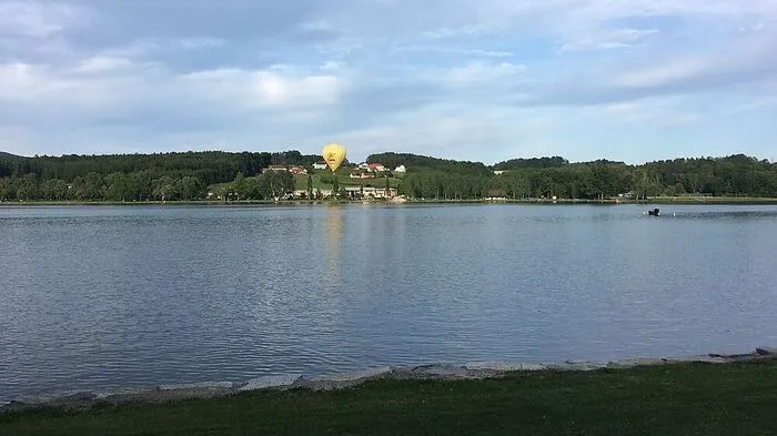 Das Meer der Oststeirer ist der Stubenbergsee. Mit 40 Hektar Wasserfläche, großzügig angelegten Liegeflächen und vielen Freizeitangeboten lässt er weder bei Erwachsenen noch Kindern Wünsche offen.