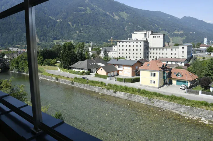 ... gibt den Blick über den Lieserfluss und die Dächer Spittals frei.