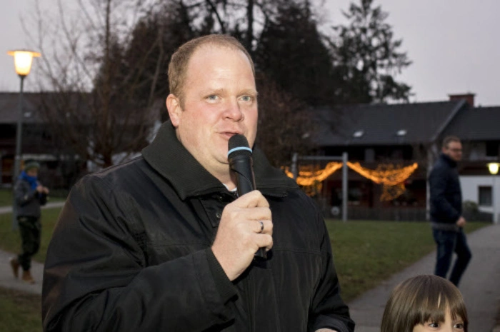 "Eine Mutter hatte ihre Kinder einige Zeit hier in Betreuung. Als Dank dafür, dass ihre Kinder hier so gut aufgehoben und umsorgt waren, bis sie wieder zu ihr ziehen konnten, lud sie zum Dank den Feuerschlucker als Höhepunkt zu unserem Fest ein“, erklärt Heimleiter Michael Trebo.