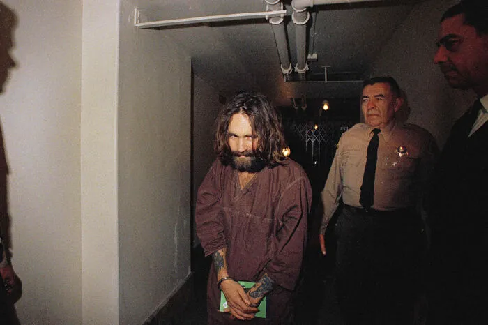 Manson sah in sich eine Wiedergeburt Christi. Seine "Manson Family" wurde in den 1960er Jahren in Kalifornien gegründet.