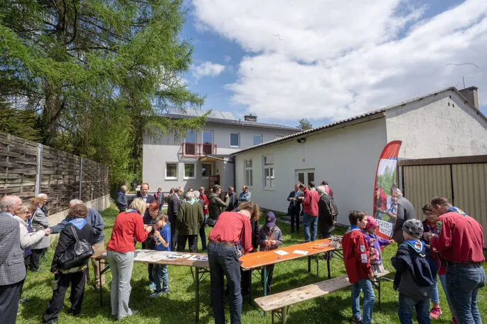 Insgesamt sechs Zimmer mit zehn Betten stehen zur Verfügung, davon ein Gästezimmer im Erdgeschoß als barrierefreies Angebot. Im Gästehaus Eisenstraße sollen ab 2020 pro Jahr bis zu 1700 Nächtigungen abgewickelt werden.