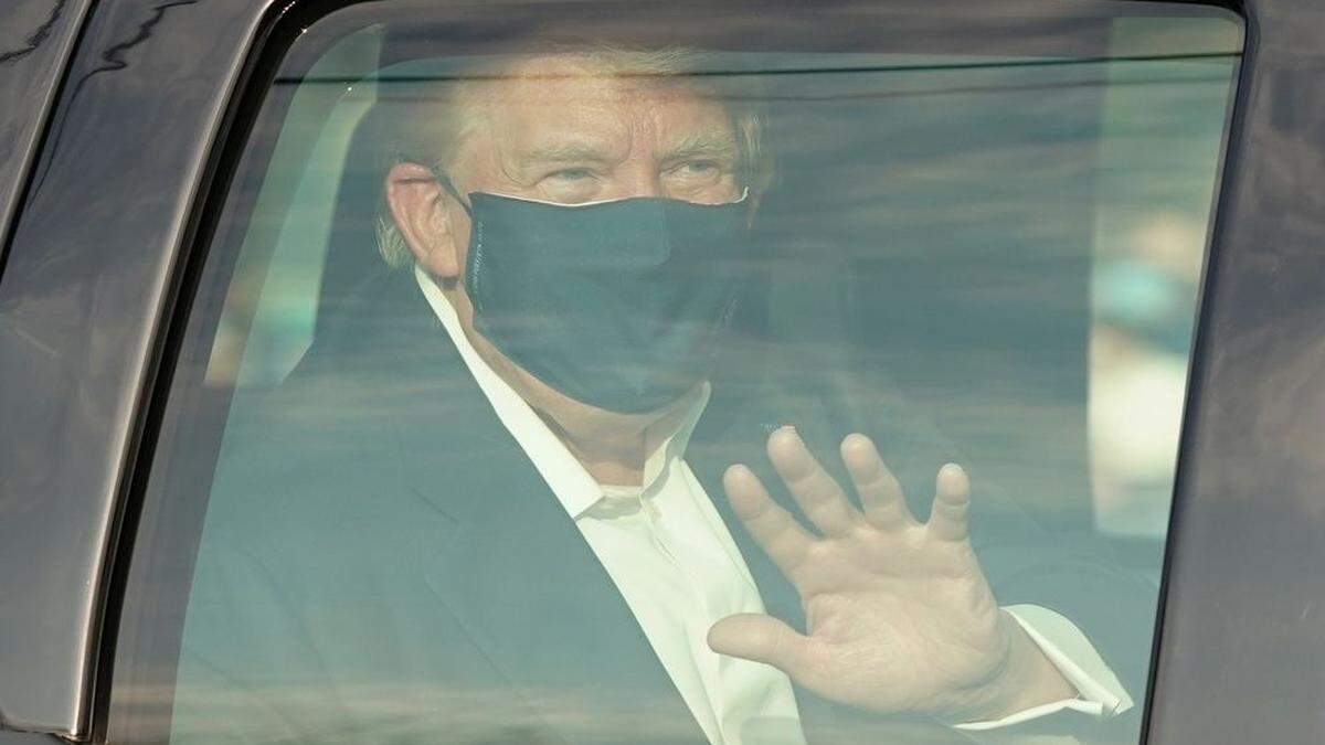Dieses Bild zeigt Ex-Präsident Donald Trump, wie er während seiner Covid-Erkrankung eine Spritztour unternommen hat