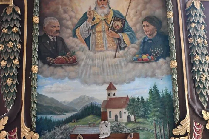 Schon das Altarbild in der Filialkirche St. Wolfgang ist österlich geprägt: mit Schweinshaxen und Ostereiern.