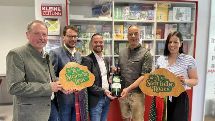 Auftakt zur „Steirischen Roas“ in der Redaktion der Kleinen Zeitung: Harald Kraxner (Holzwelt Murau), Lukas Bencsics (Tourismusverband), Bürgermeister Alexander Putzenbacher, Christoph Wegscheider (Tiqa) und Redakteurin Sarah Ruckhofer