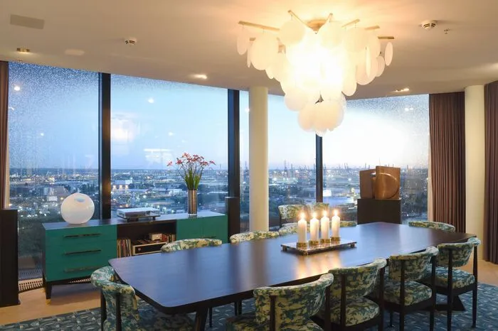Ausschlaggebend für die Kaufentscheidung war unter anderem der 270 Grad Panoramablick über die Hansestadt, über die Elbe und den Hamburger Hafen.