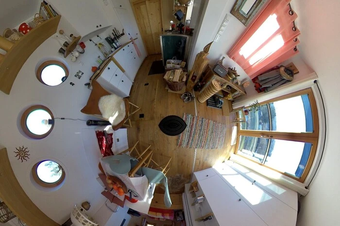 Sein 33 Quadratmeter großes Zuhause ist mit einer Fotovoltaikanlage und einem wassergeführten Holzofen ausgerüstet, trotzdem kann der 63-Jährige dem Begriff vollautark nicht viel abgewinnen. „Autarkie ist ein Zustand, den wir Menschen nie zu 100 Prozent erreichen können. Die Frage ist eher, welchen Grad der Autarkie kann man mit seinem Leben erreichen?“, holt er aus.