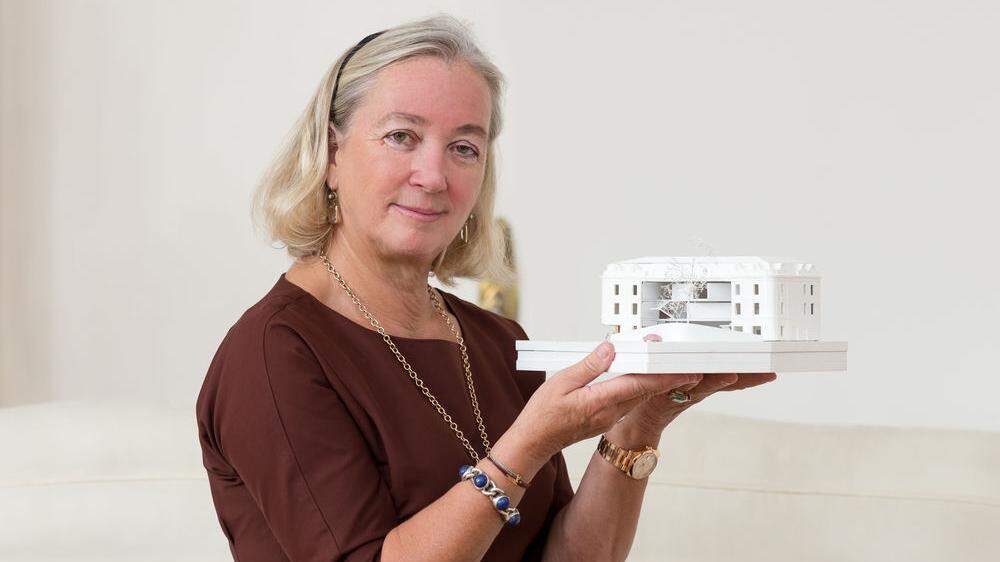 Agnes Husslein-Arco mit dem Modell des neuen Museums