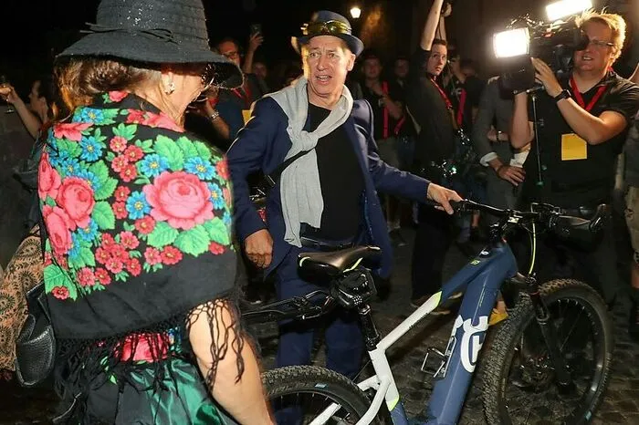 Tobias Mortti (links Ehefrau Julia) kam ganz umweltbewusst mit dem E-Bike zur Feier. Letztes Jahr war er noch mit dem Bike (einem mit Motor) angebraust.