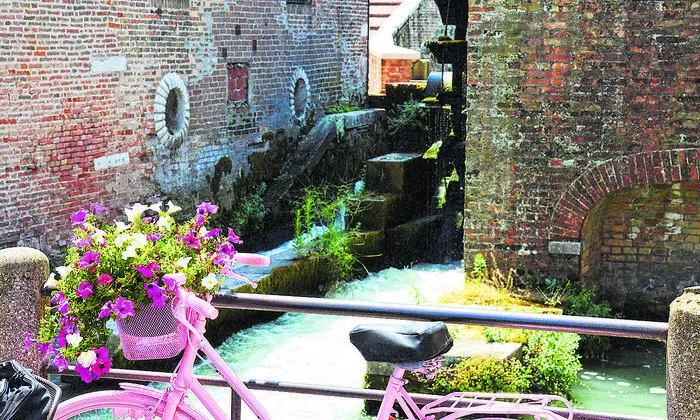 Entlang der Fahrt durchquert das Boot neun Drehbrücken und fünf Schleusen, die den Höhenunterschied des Wassers zwischen Padua und Venedig ausgleichen