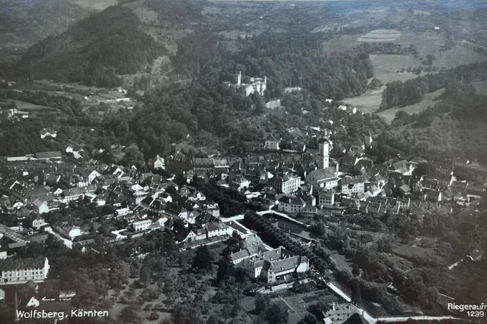 Diese Postkarte wurde im Jahr 1934 verschickt und zeigt eine Luftaufnahme aus Wolfsberg. 