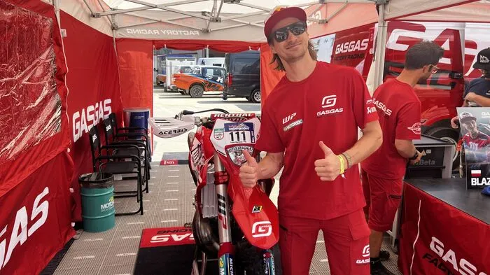 Taddy Blazusiak, fünffacher Sieger bei Red Bull Erzbergrodeo aus Polen, will nach seinen Handgelenksbrüchen nach dem Prolog entscheiden, ob er Sonntag startet