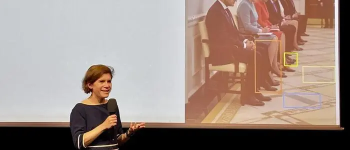Ingrid Brodnig gab bei einem unterhaltsamen Vortrag Tipps, wie man KI-Bilder entlarven kann
