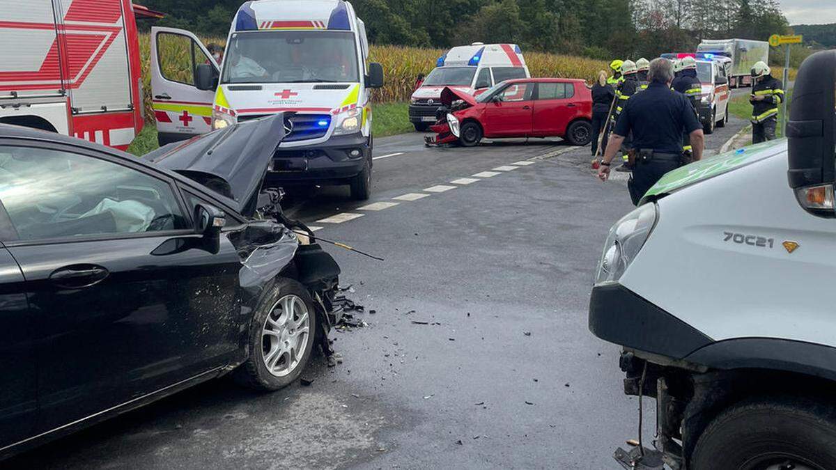 Drei Fahrzeuge waren am Unfall in St. Kind beteiligt - vier Personen wurden verletzt