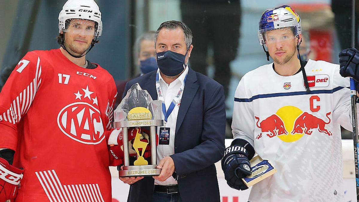 KAC-Kapitän Manuel Ganahl mit Red Bull-Eishockey-Direktor Christian Winkler und München-Kapitän Patrick Hager