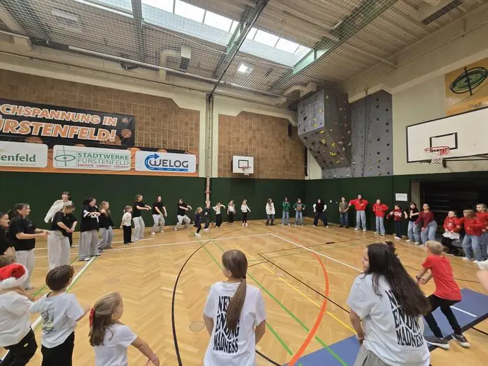 Anna Schrei unterrichtet Kinder und tanzt auch selbst bei Meisterschaften.