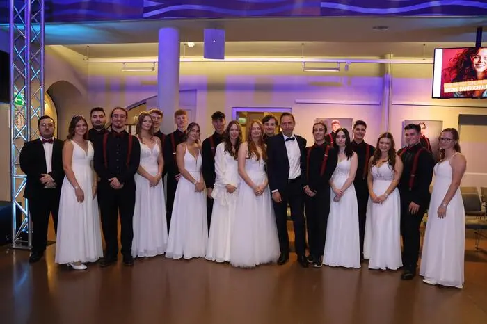 Insgesamt 13 Maturanten feierten mit zahlreichen Gästen eine rauschende Ballnacht