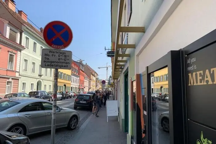 Beim Mosshammer in der Zinzendorfgasse hieß es Schlange stehen.